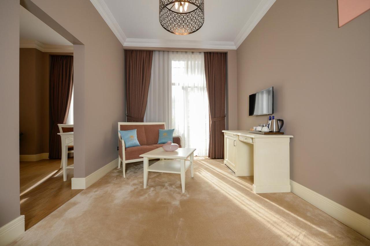 Royal Casino & Hotel Batumi Bagian luar foto